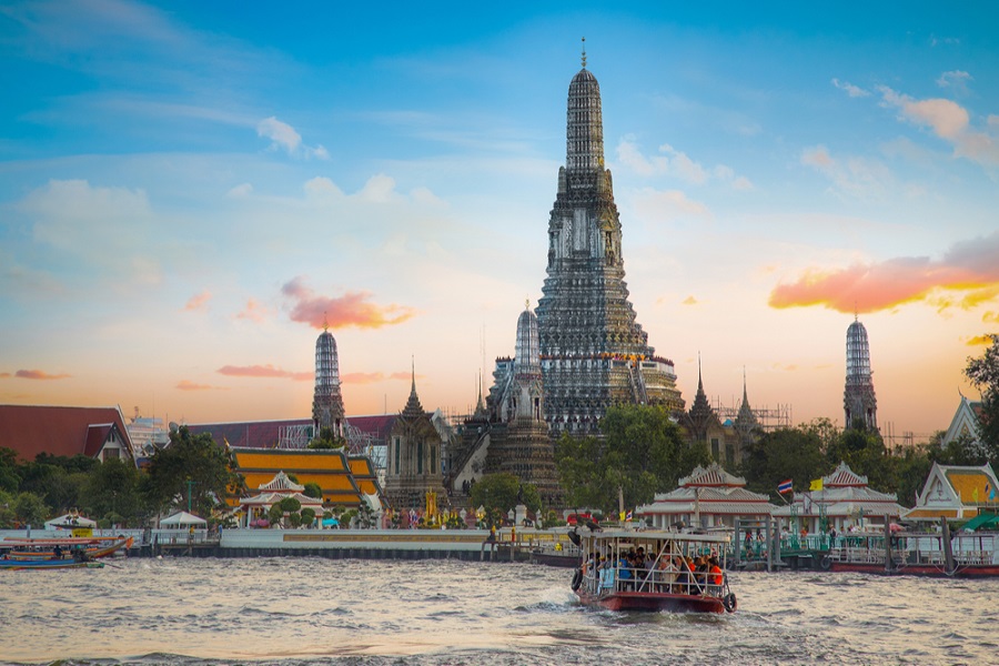 Panaromic view of the Wat Arun Temple in Bangkok - Thai Pass