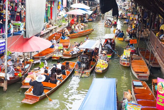 Vendors and toursits on their boats on the canal of a floating market in Bangkok - Thai Pass