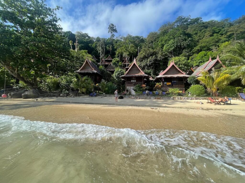 Sand beach and small huts in Phak Nam Bay - Thai Pass