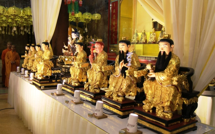 Golden Taoist gods sculpture in Taoism temple - Thai Pass